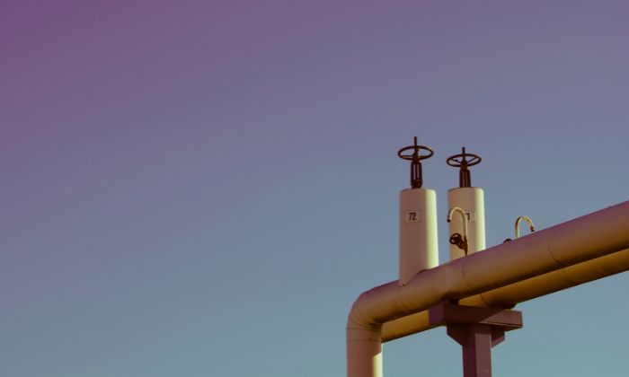 Industrial CO₂ transport pipeline with valves against a clear sky, symbolising Europe’s carbon capture and storage infrastructure.